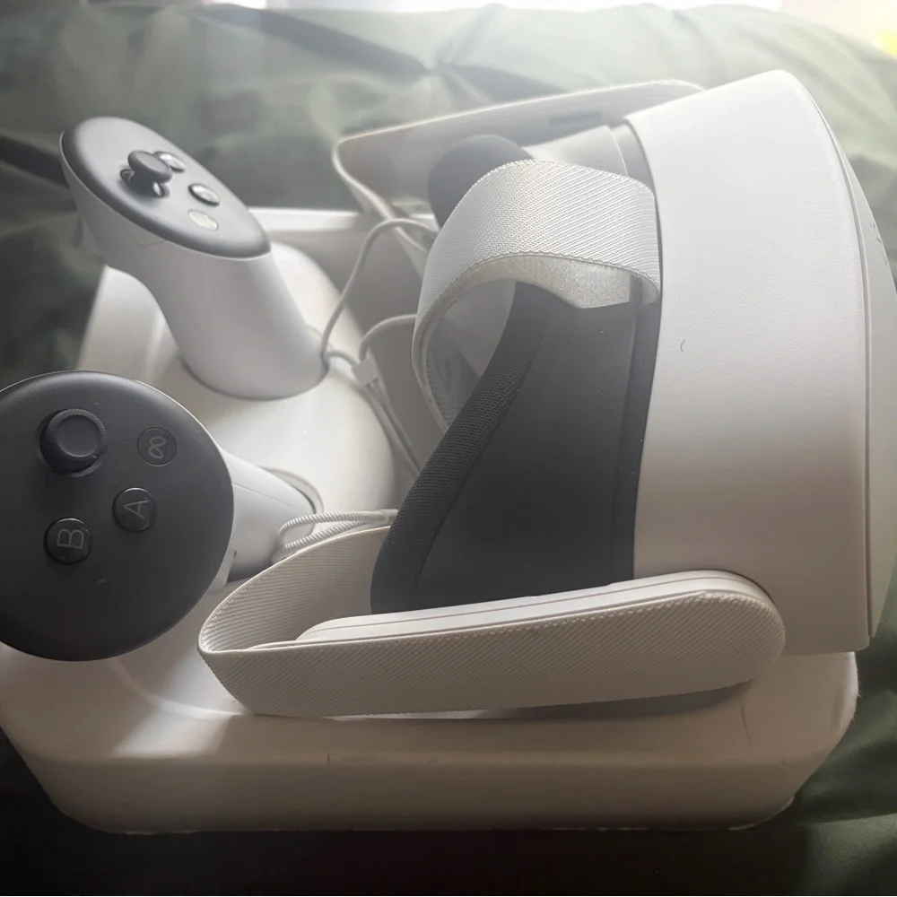 Quest 2 White VR Headset with Controllers